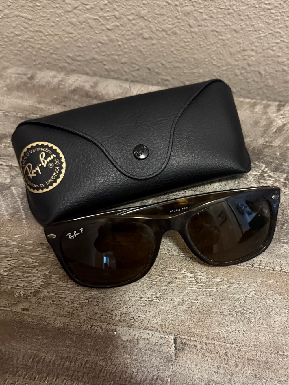 Authentic Ray-Ban Wayfarer Sunglasses in Tortoiseshell and Brown with Case! - Picture 2 of 6